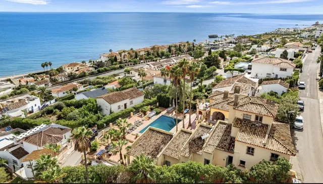 Chalet 8 habitaciones 430m² en venta - Costa Del Sol — 8