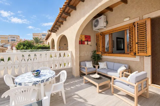 Bungalow adosado de tres plantas con vistas al mar