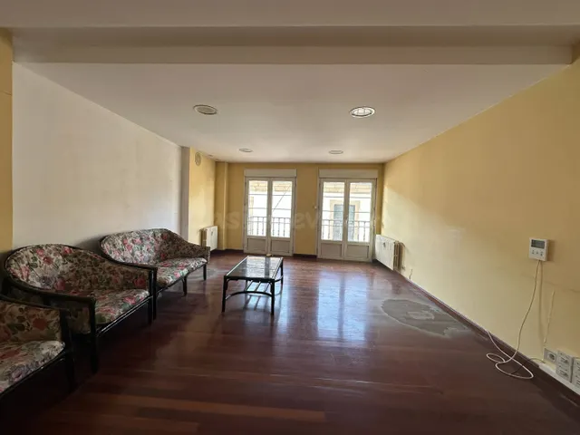 Oficina de 134 m2 con dos balcones y viabilidad para cambio 