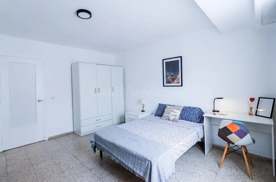 **Piso totalmente reformado de cuatro habitaciones y un baño**