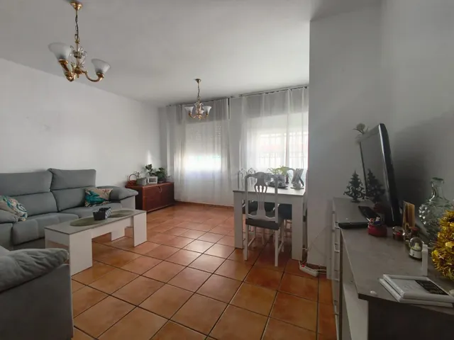 ¡BAJO EN VENTA EN LOS BARRIOS! — 3
