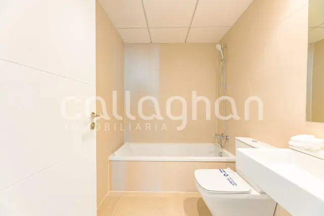 Obra nueva a estrenar, completamente amueblada y equipada, con una espectacular terraza privada de 100 m2 en pleno centro de Valencia. — 46