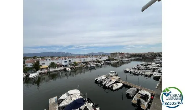 Bonito y moderno piso con vistas al canal y amarre de 2,5 x 