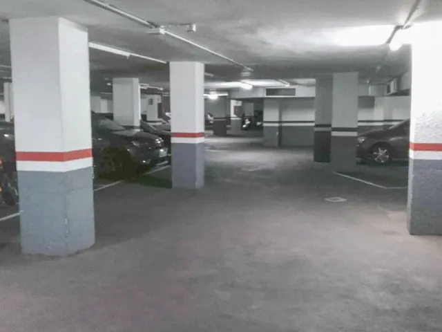 AMPLIA PLAZA DE PARKING A LA VENTA EN SAGRADA FAMILIA — 2