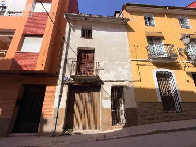 CASA PARA REFORMAR EN EL CENTRO DE ENGUERA – 148 m2 CONSTRUI