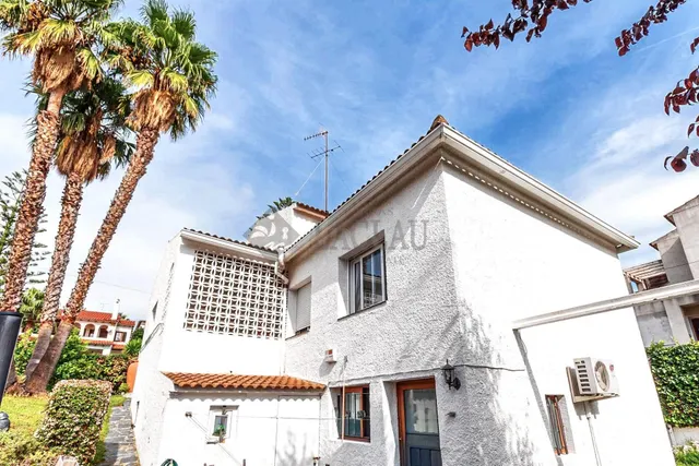 Casa familiar con apartamento independiente, jardín y parkin - foto 3