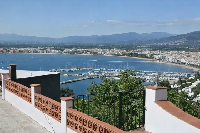 Parcela urbana de 990m2 en Roses con excelente ubicación y g