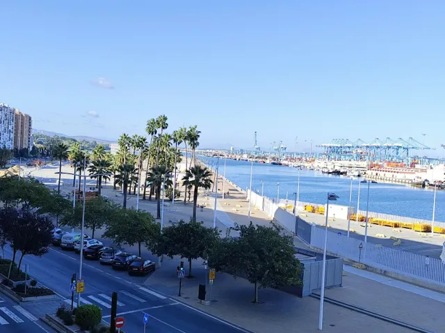 VIVIENDA REFORMADA;  CALIDAD, AMPLITUD Y UNAS VISTAS QUE MARCAN LA DIFERENCIA AL PASEO MARÍTIMO Y AL PUERTO. — 16