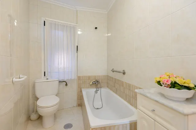 LUZ, CUATRO habitaciones ,TERRAZA Y TRASTERO EN UNA DE LAS MEJORES ZONAS DE OVIEDO — 35