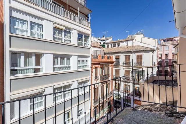 Edificio junto a Plaza Bib-rambla. — 25
