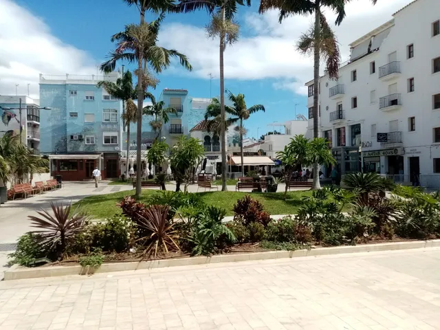 LOCAL COMERCIAL EN EL CORAZÓN DE ESTEPONA — A 100 M DE LA PLAZA CENTRAL — 24