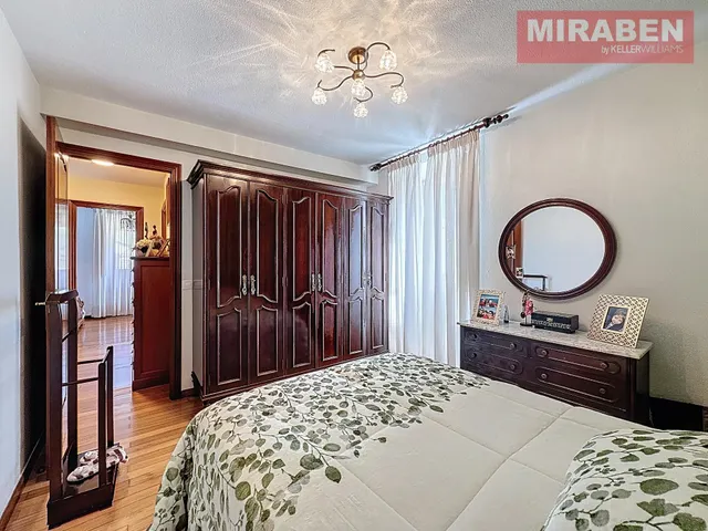 CASA EN VENTA EN RIANXO CON PATIO Y HORREO — 42