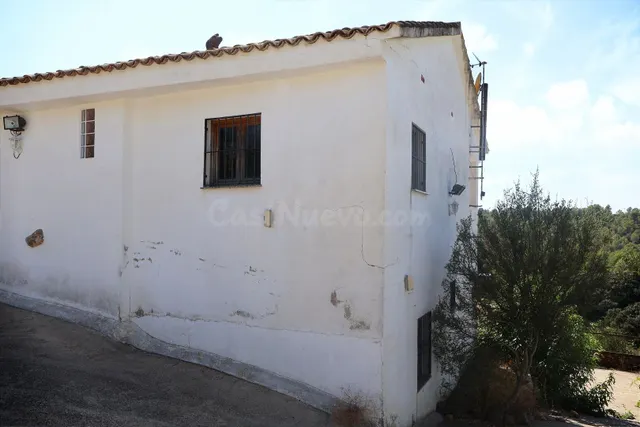 MASIA VALLADA CON PISCINA, ZONA PARA CABALLOS Y MAS DE 2 HEC - foto 5