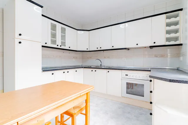 Espacio para toda la familia: 4 dormitorios y cochera — 9
