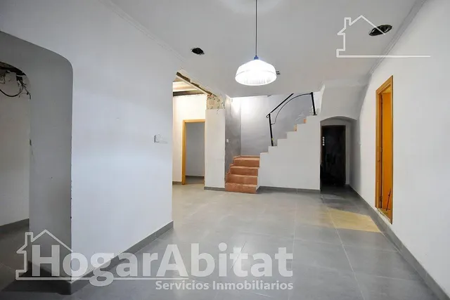 Casa luminosa y esquinera con balcón y dos terrazas, toda am