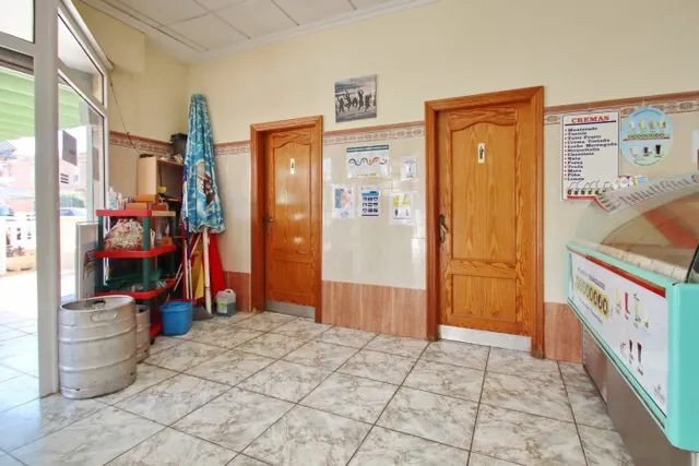 Local con terraza enorme, donde se encuentra 3 negocios en Santa Pola!!! — 20