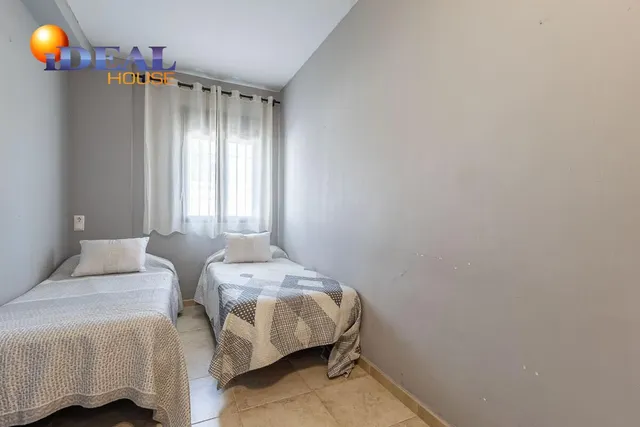 Chalet independiente con pozo propio y placas solares — 27