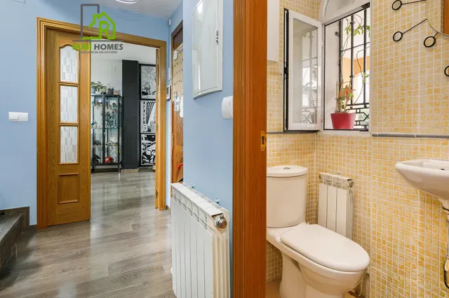 ¡Tu nuevo hogar te espera en Churriana de la Vega! Casa adosada con patio, garaje y futura parada de metro a pocos pasos. — 7