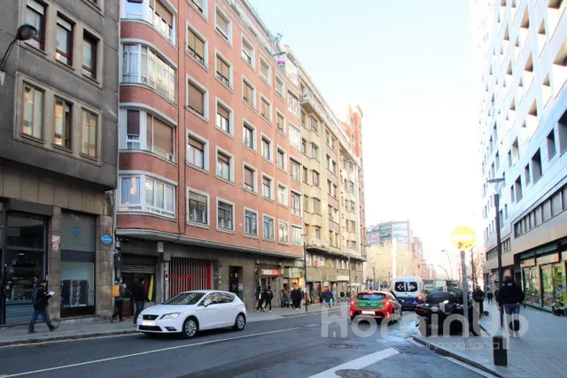 Se vende Parcela de Garaje en zona Zabalburu para coche gran - foto 2