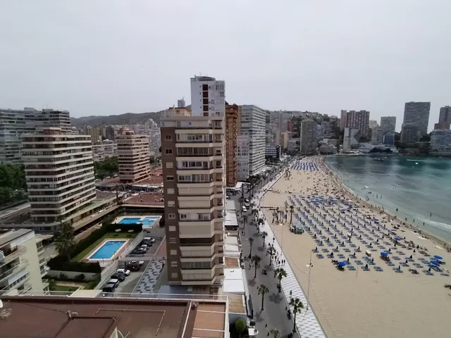Apartamento de esquina con 2 dormitorios y terraza acristlada en 1 Linea playa Levante. — 12