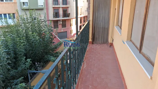 UNA VIVIENDA BIEN DISTRIBUIDA, BIEN CONSERVADA Y A BUEN PREC - foto 2