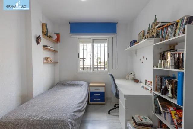Casa independiente con piscina en La Zubia. — 13