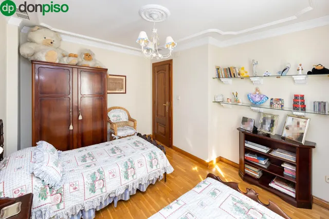CHALET ADOSADO EN URBANIZACIÓN ADORATRICES — 31