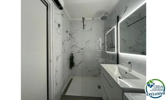 Apartamento de playa en la hermosa Costa Brava directamente en 1ª línea de mar en Empuriabrava — 17