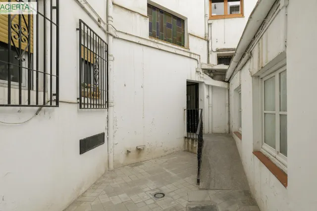 ✨ EXCLUSIVO PISO DE 253 m2 EN GRANADA CENTRO – 2.800 €/MES DE RENTABILIDAD — 31