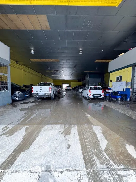 Se alquila en EXCLUSIVA nave rent a car en funcionamiento con taller, lavadero automático y plazas de garaje — Junto al Aeropuerto de Málaga — 28