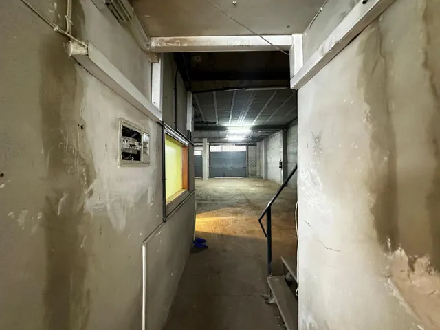 Local comercial con oficinas y zona de trabajo — 12