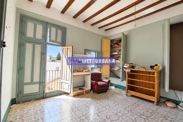 Casa con buhardilla y bodega en Utiel
