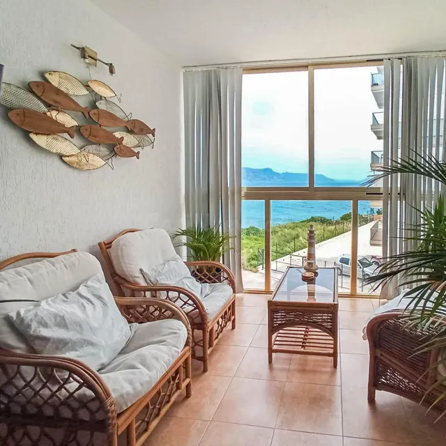 Apartamento semireformado de 2 dormitorios con vistas al mar