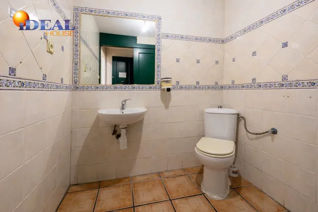 A9508K2. Local comercial en Avda. Madrid, frente a la antigua Facultad de Medicina. — 11