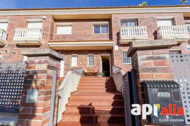 Amplio chalet adosado de 4 dormitorios con garaje para 3 coches en Els Jardins de Vilafortuny — 38