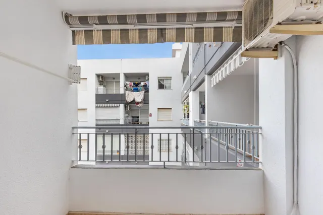 Apartamento de 2 dormitorios con piscina, garaje y trastero cerca del centro de Torrevieja — 6