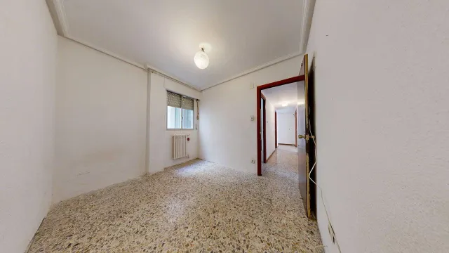 Piso de 77 m2 útiles. Distribuidos en tres dormitorios, salón, cocina, baño y zona de aparcamiento en la parte interior de la urbanización — 18