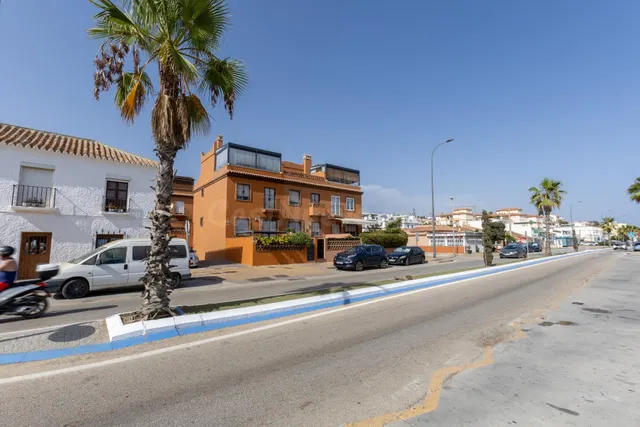 Adosado en primera línea de playa con vistas frontales al mar — 27