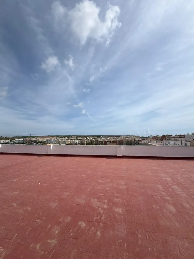 Ático con gran terraza y vistas al mar junto al puerto — 21
