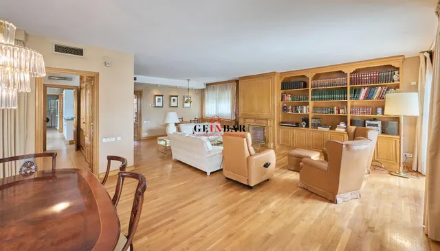 ESPETACULAR CASA EN ZONA EXCLUSIVA Y TRANQUILA CON JARDÍN — 8