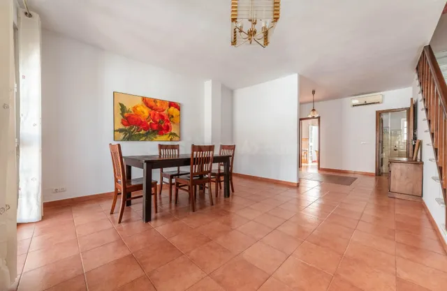 EDIFICIO CON LOCAL COMERCIAL Y VIVIENDA DÚPLEX EN EL CENTRO 