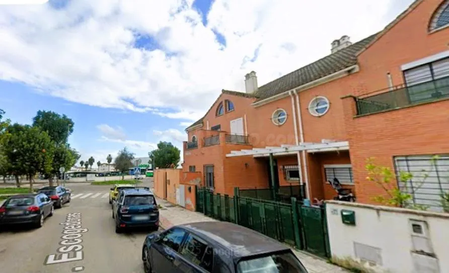 Amplia Casa Adosada con Dos Patios y Buhardilla en Coria del Río, Sevilla