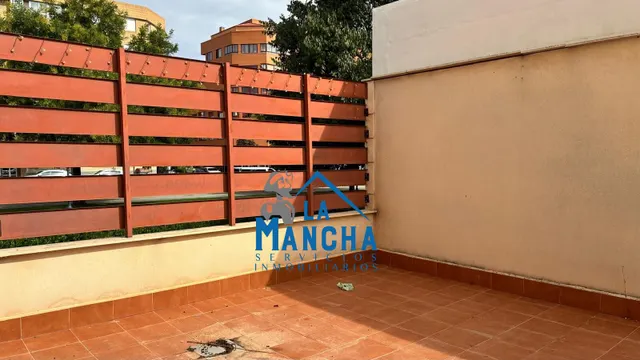INMOBILIARIA LA MANCHA VENDE ADOSADO EN BARRIO MEDICINA. — 16