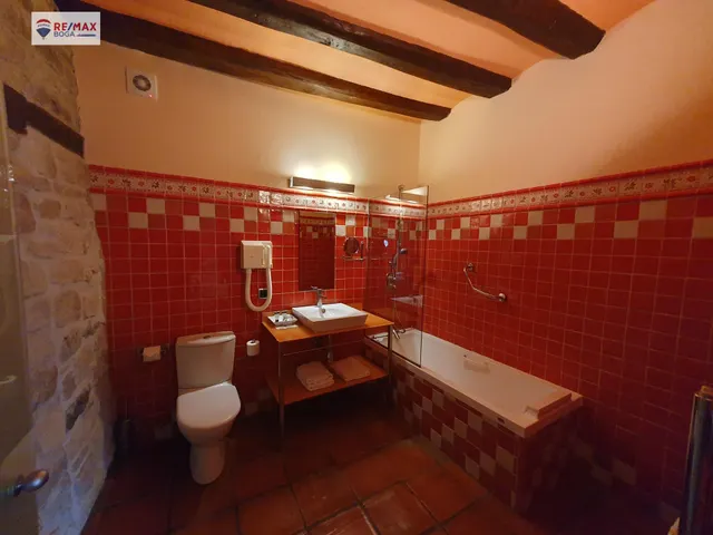 OPORTUNIDAD DE HOTEL EN UN ENTORNO DE ENSUEÑO — 30