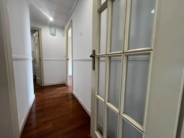 Amplio piso de 3 habitaciones con balcón en el centro de Granollers — 12