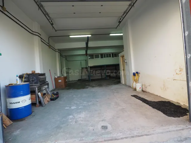 Se vende salón con oficina.