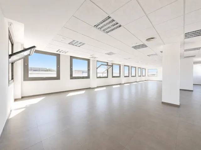 OFICINA DE 180 m2 "LISTA PARA ENTRAR" EN CAN VALERO ( C/ POI - foto 3