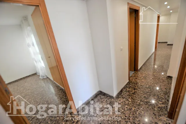 Alto, espacioso y muy luminoso con ascensor, garaje y balcón de vistas despejadas — 27