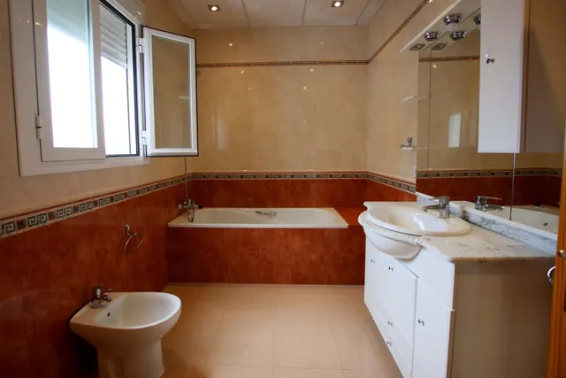 Fantástica casa en Montijo, con amplias estancias, totalmente equipada para entrar a vivir. — 46