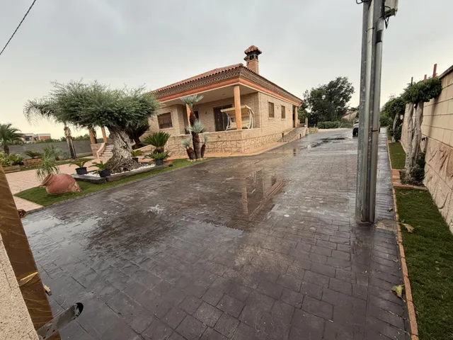 Chalet independiente con 400 m2 construidos, gran parcela y garaje — 38